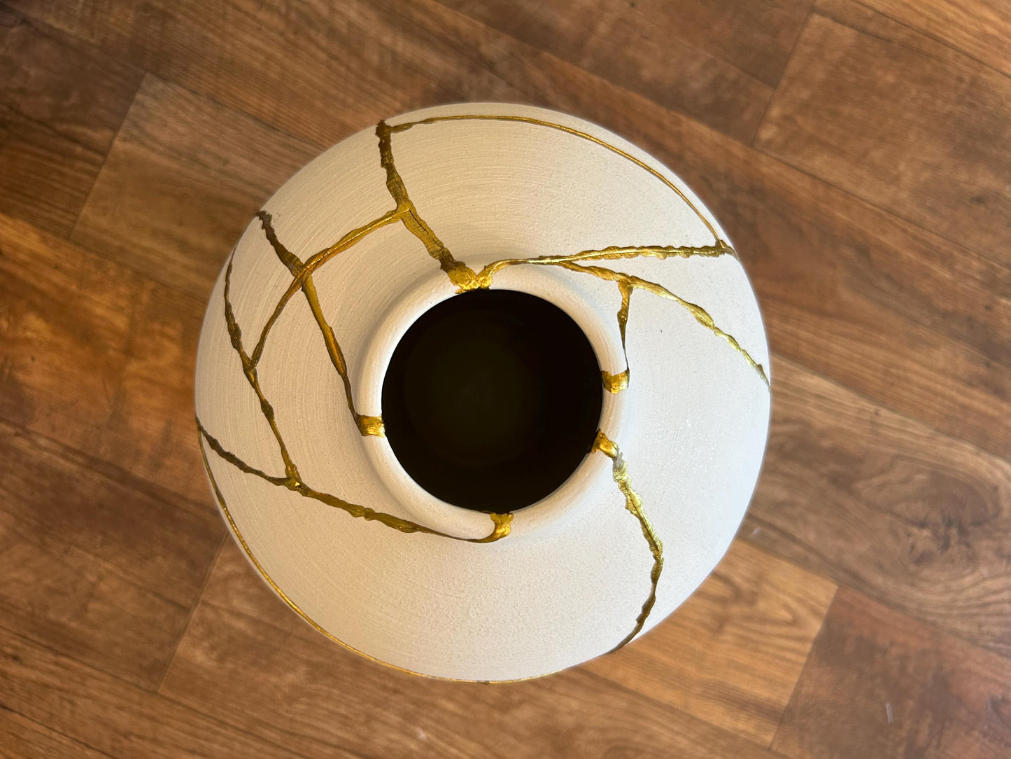 Kintsugi Giraffe Floor Vase - Japanese Pottery Broken + Repaired - Matte White/Brushed Texture - Hand Painted Gold - Urn Style/XL (H) 16.5in